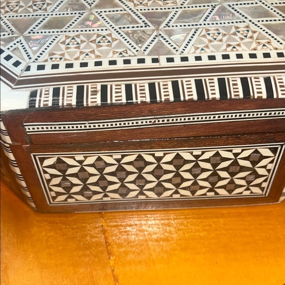 Middle Eastern/Moorish Decorative Box of Inlaid Woods and Mother-of-pearl - Picture 8 of 8